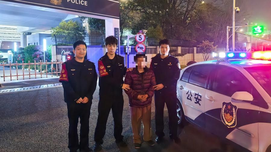 “吃了没文化的亏！”一男子乘坐火车时，盯上了一位旅客的书包，趁对方不注意将里面价