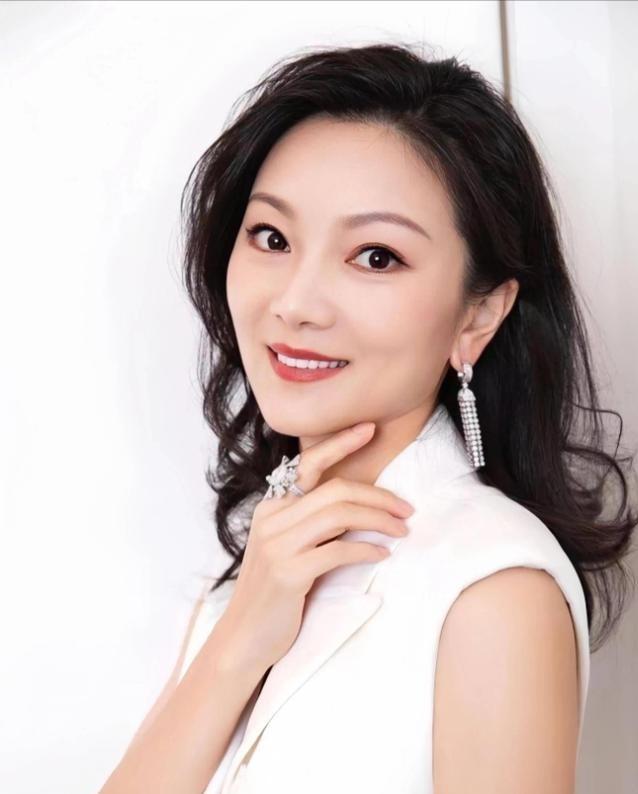 1999年，18岁的陈婷正在上课时，突然感觉一阵恶心呕吐，同桌问她：“你怎么啦？