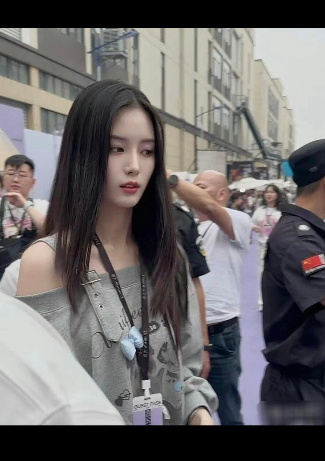 她可能是娱乐圈唯一一个不用害怕被潜的女演员吧！因为她出道就被老板看上了！并且