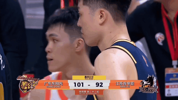 一举三得！江苏后卫庞峥麟赛后走到杜锋面前鞠躬，这一幕发生在江苏客场输给广东赛后，