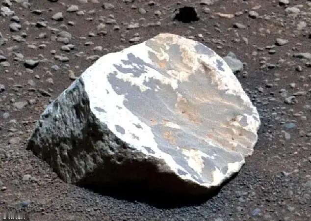 NASA毅力号火星车，在火星杰泽罗陨石坑有了突破性发现。这里的岩层中，存在