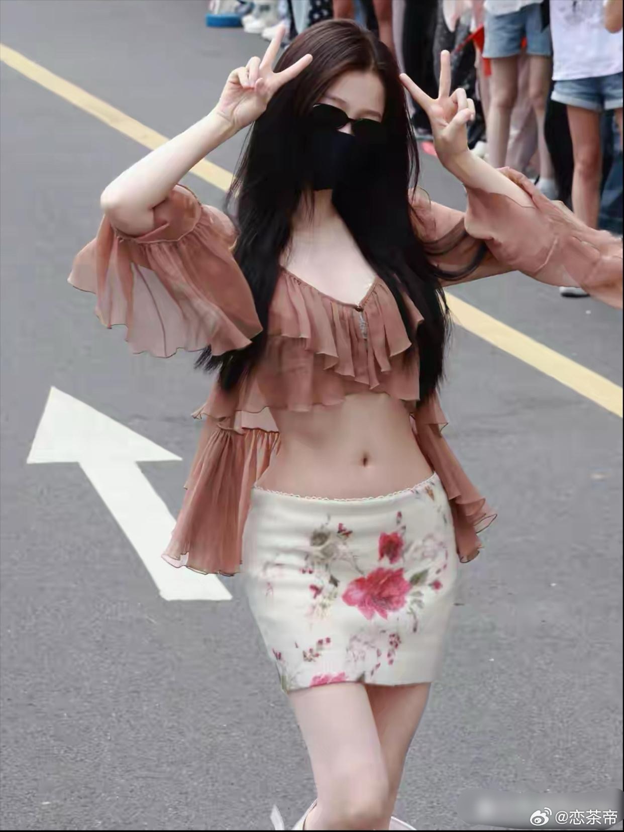 虞书欣上班路透，我的天啊，这腰臀比真绝了