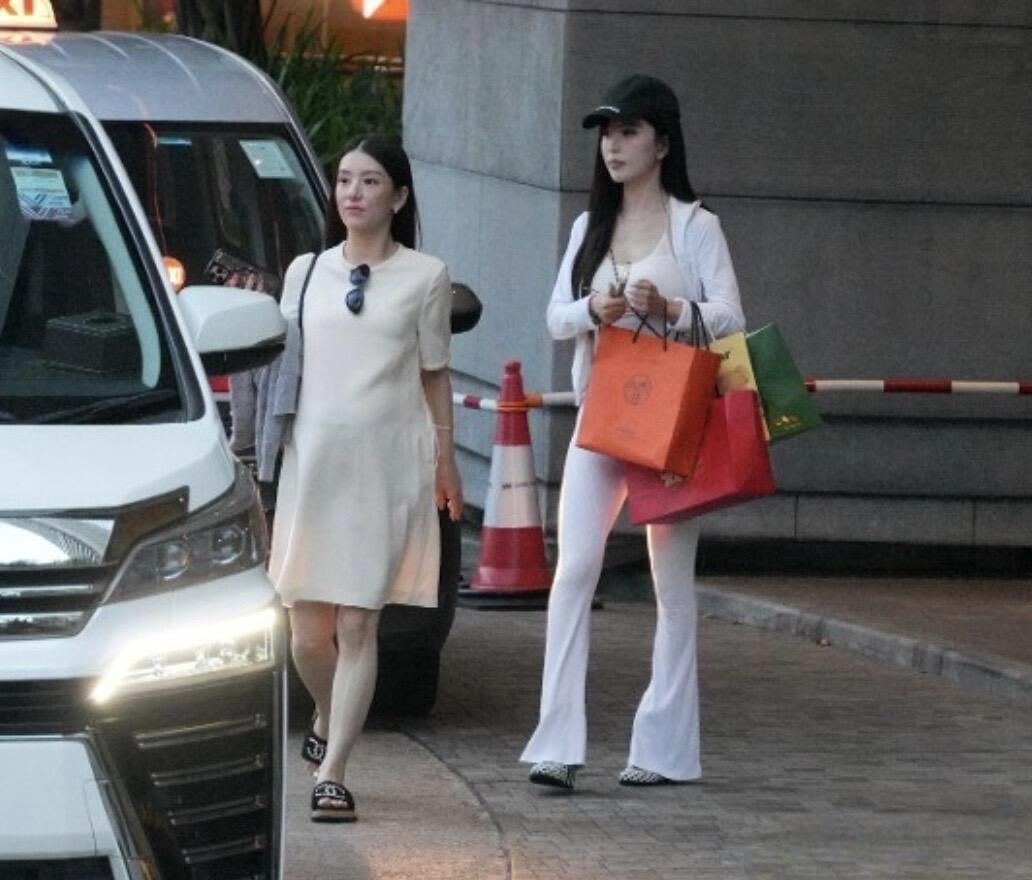 郭富城老婆方媛和闺蜜一起外出逛街购物，她挺着9个月孕肚，状态看起来非常好，四肢纤
