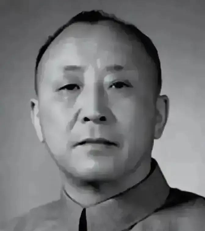1949年除夕凌晨，被蒋介石软禁于南京的卫立煌，趁看守特务过年松懈，踏上预先安排