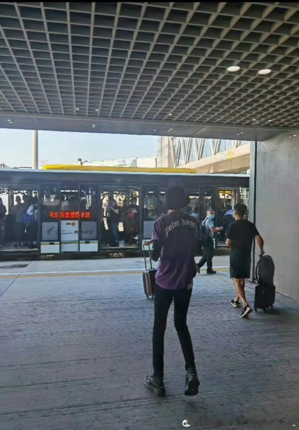 摩登兄弟这个腿长到不行真的！这大长腿绝了！