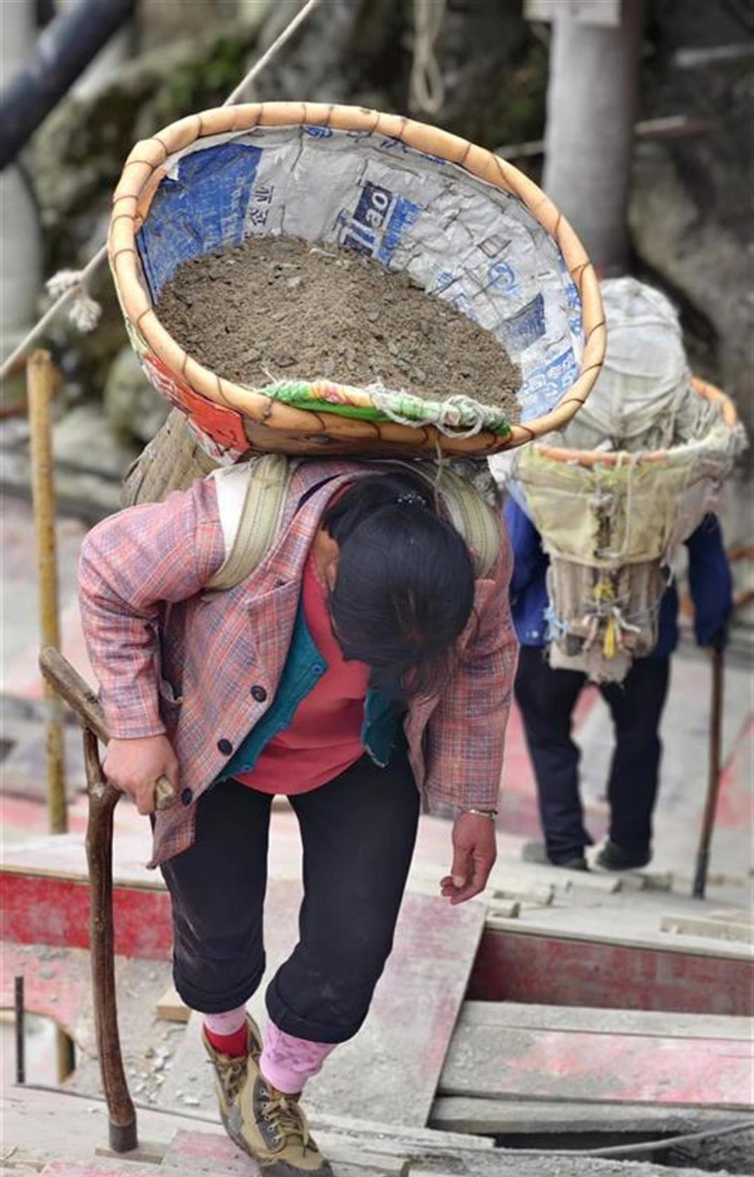 老君山方便面一桶15元，为何不用无人机送货？37名挑山工人人都是连续剧！