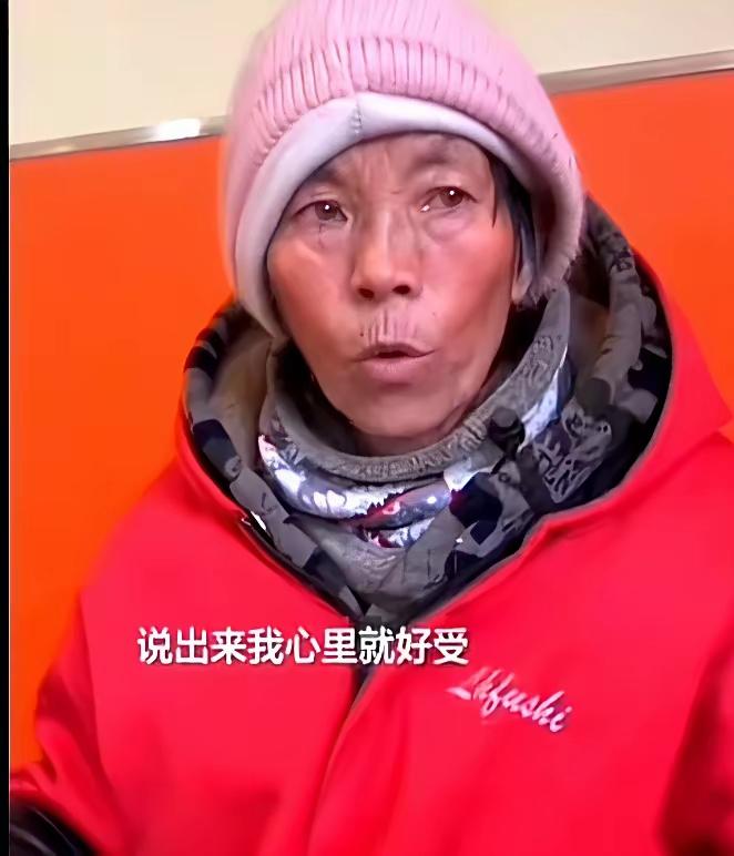 65岁的大妈还在扫马路，她在环卫工作38年扫马路，收入虽然是微博，但是自己舍不得