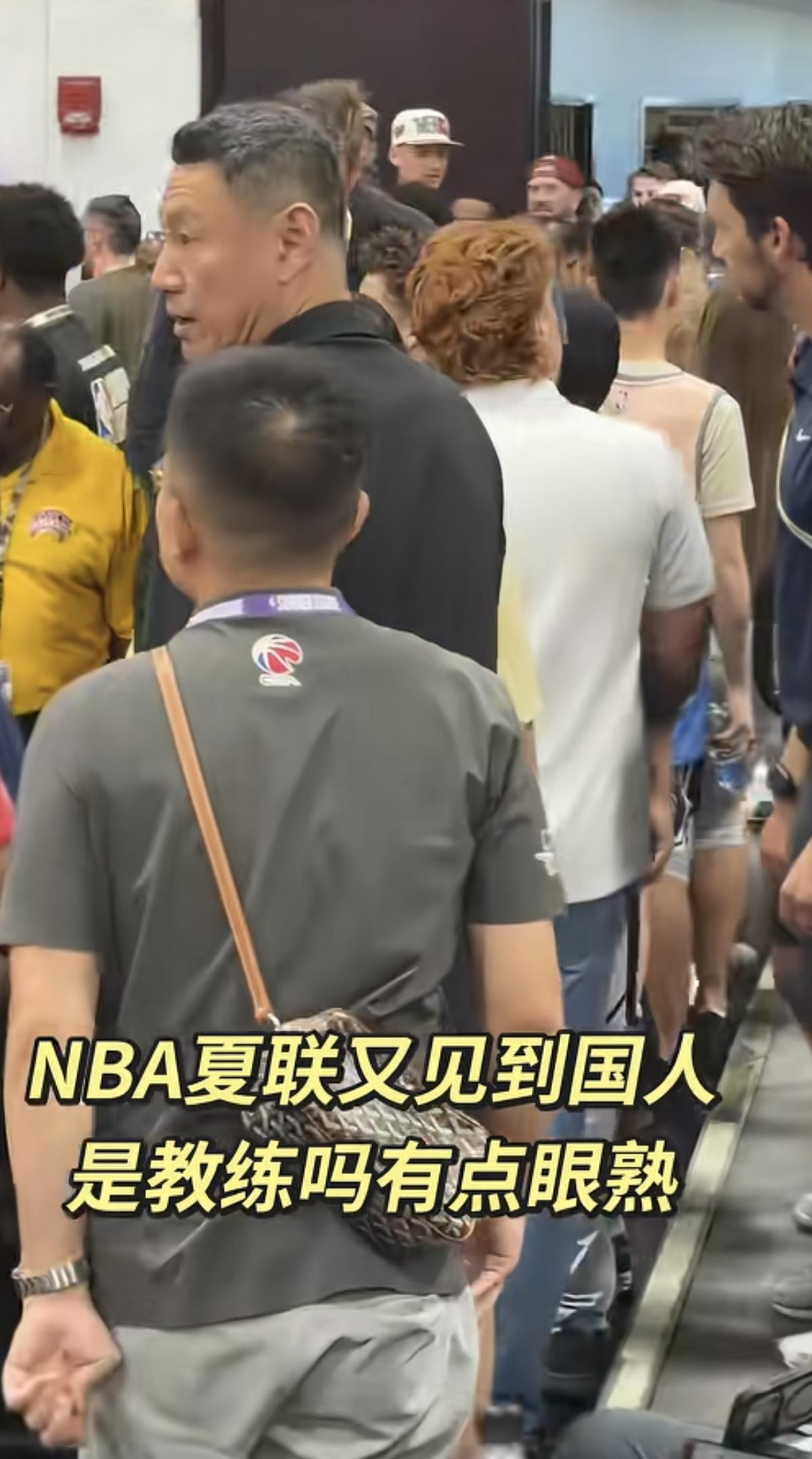 近日，有球迷在NBA的夏季联赛的现场，看到了原中国男篮的主教练，现北京北汽队的主