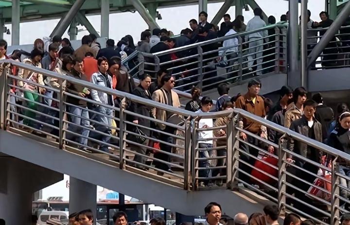 不出意外的话，未来有一半中国人要“挪窝”。2025人口账本曝光，这些地方成香饽