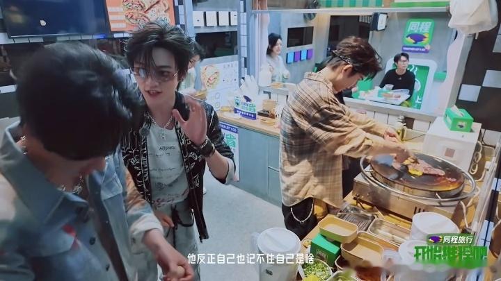 刘宇宁摊煎饼刘宇宁山东煎饼技术展示开始推理吧刘宇宁在开推现场直接支摊摊煎饼了，