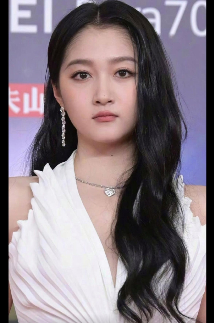 关晓彤就不能去处理下杂乱无章的胎毛吗？
