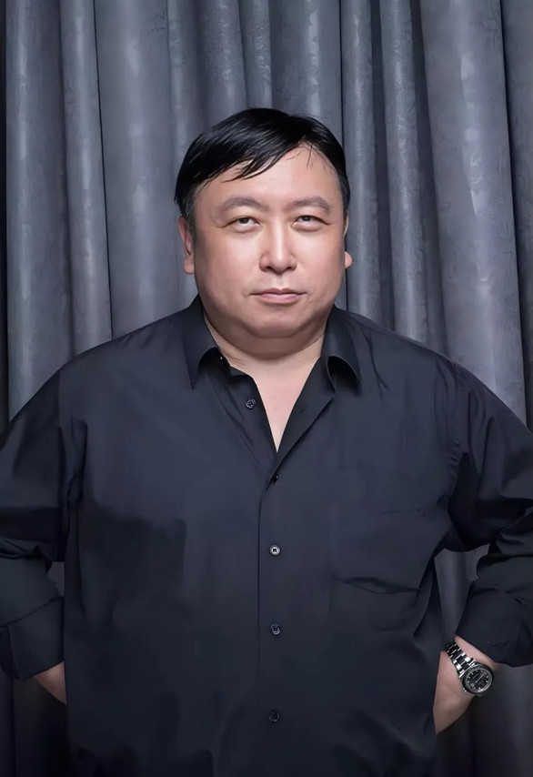 王晶最近的访谈火了，说话堪称滴水不漏。我特意查了下他的背景，不查不知道，一查还真
