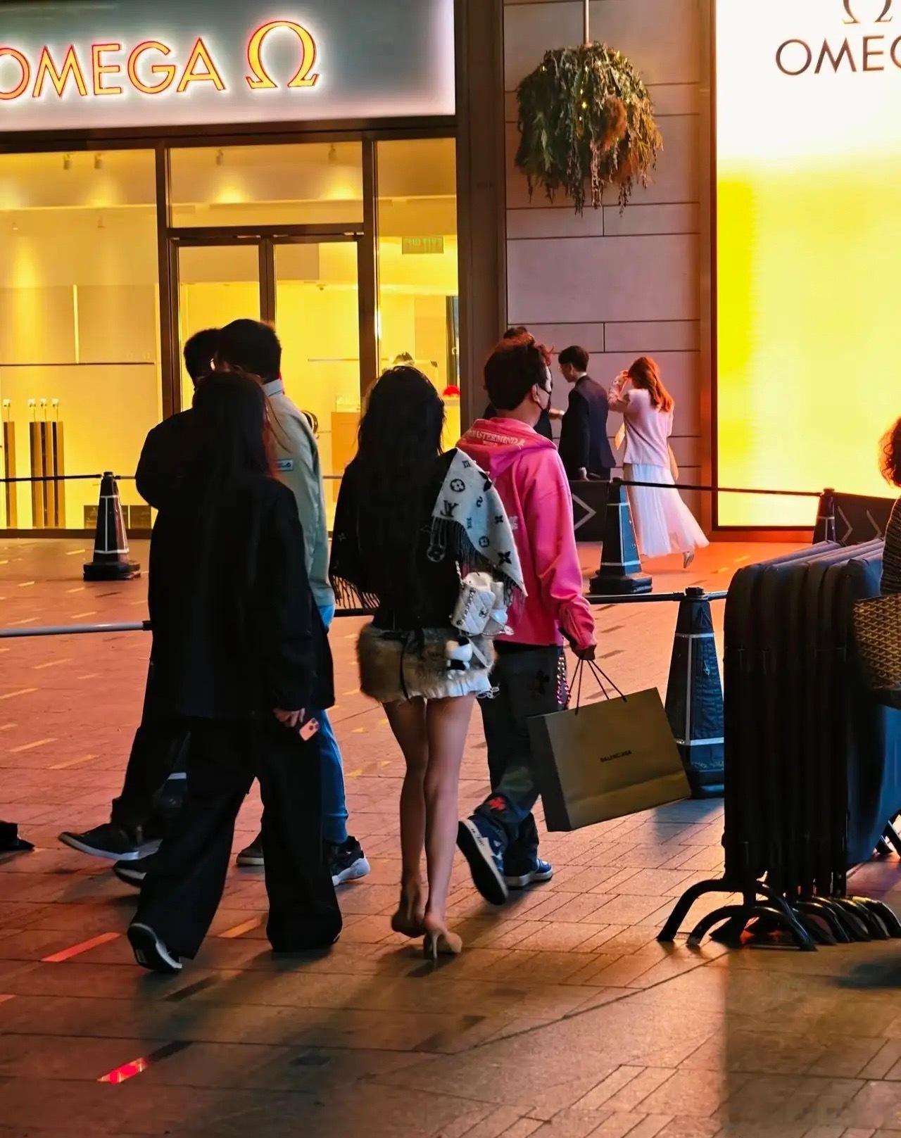 王思聪被偶遇现身香港维多利亚港，身穿粉色外套很吸睛，同行的有四个女孩，校长自己拎