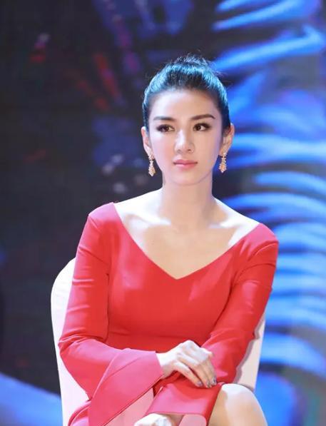 2020年筹拍《繁花》时，王家卫邀请黄奕出演。黄奕问：“拍多久？”王家卫说：“不