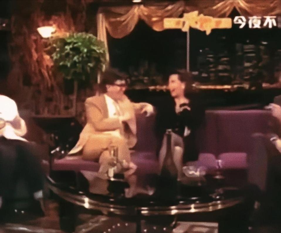 1988年，黄霑问张曼玉：“跟你拍过吻戏的男演员谁最坏？”张曼玉尴尬摸了摸脖子说
