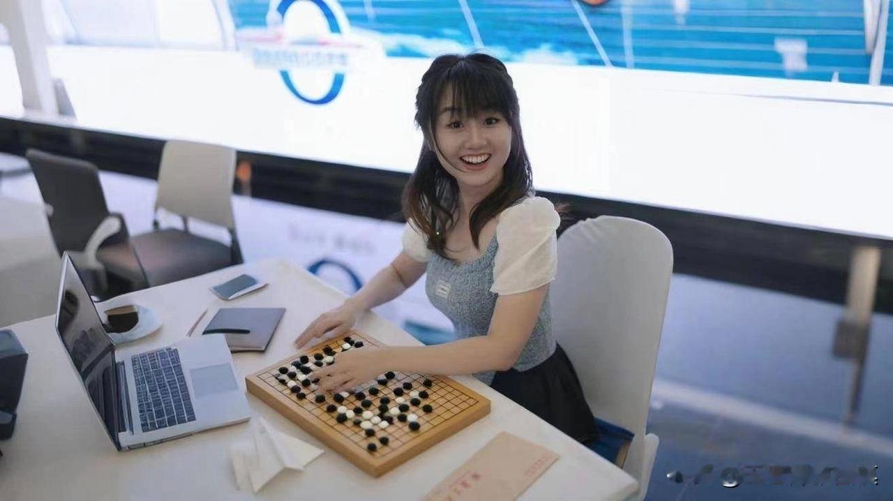 别再笑她"花钱找虐"了!战鹰的底牌，99%的人根本不知道。她被调侃为"抽象棋