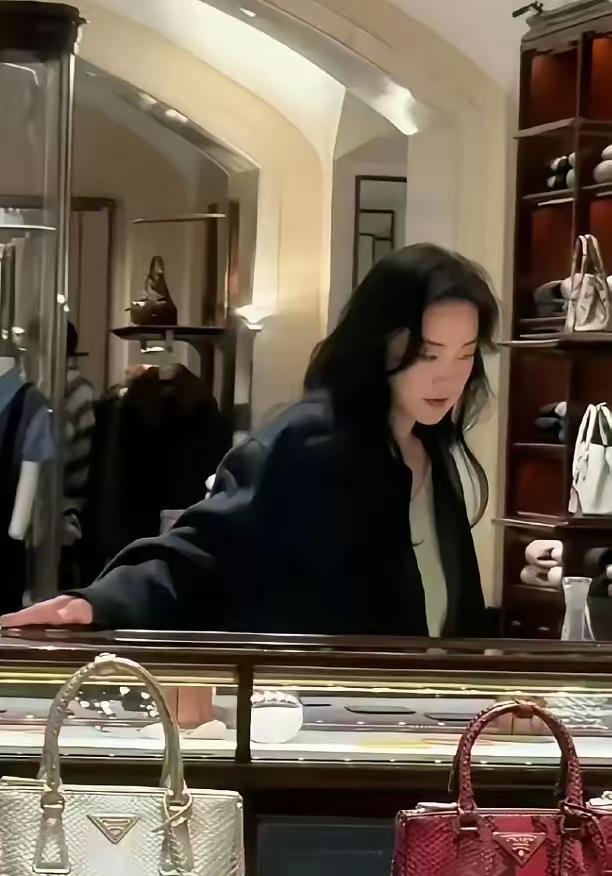 贾玲骨子里是个“冷漠”的人，她从来不幽默，她以前只是在表演幽默。很多人还