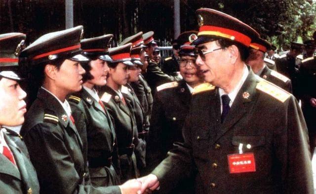 张万年是一位爱兵如子的好司令。1984年他到河南焦作参加全军后勤工作会议，晚上就