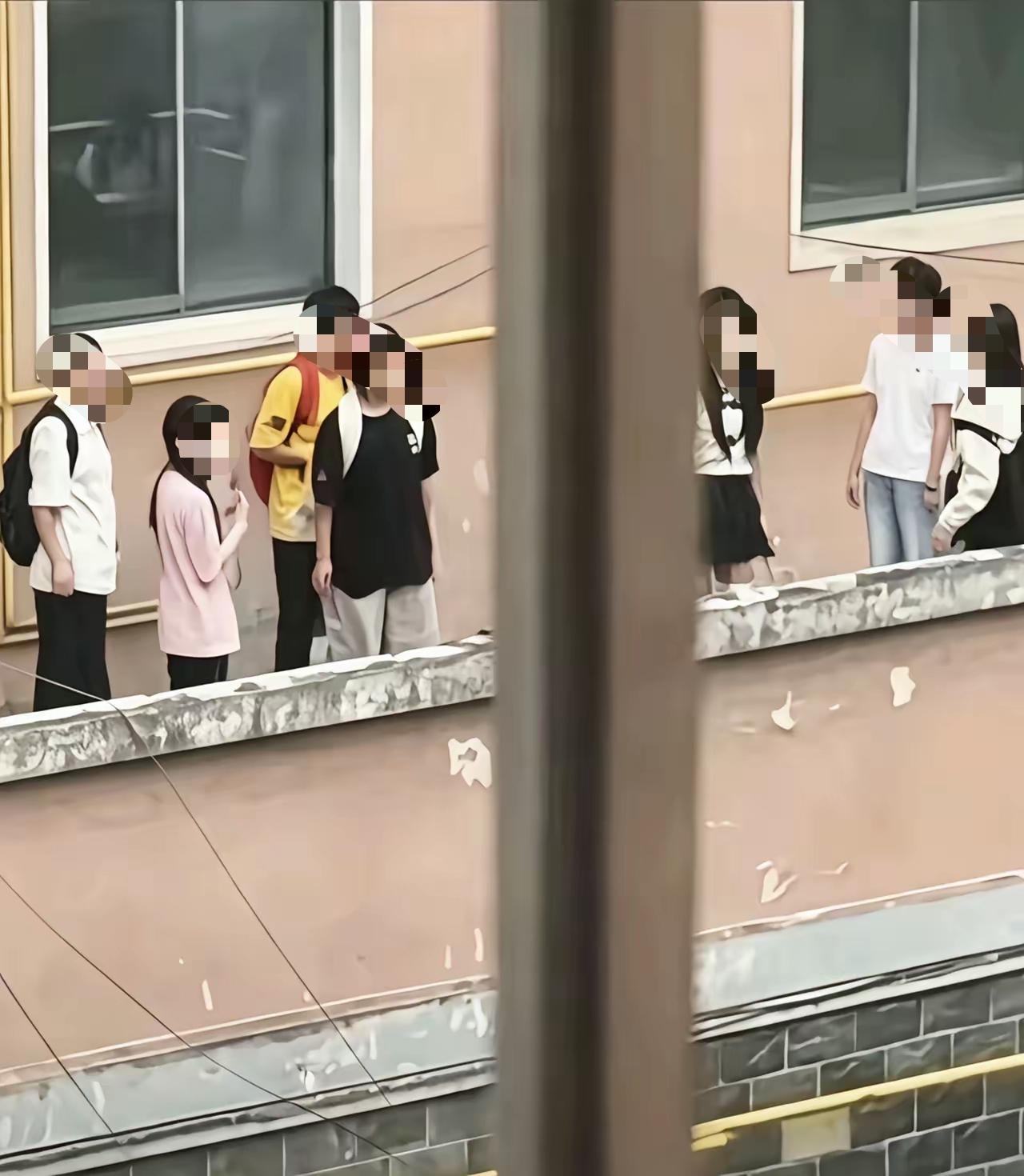 庐江校园霸凌事件，再次给我们的教育系统和家长们敲响了警钟！事件女主角是图中右三穿