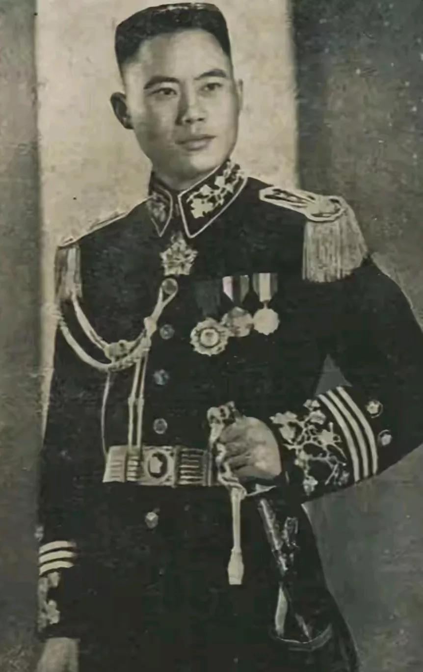 王敬久是黄埔一期的，跟胡宗南一届，北伐时第一个打进徐州，蒋介石亲自送剑。后来当师