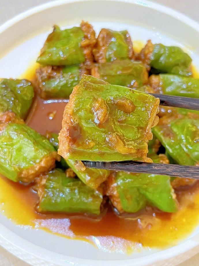 今天做了一道百吃不厌的下饭菜，青椒酿肉。​​​