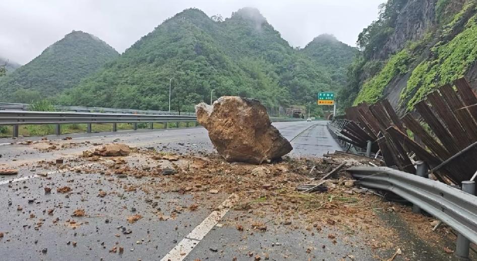 5.21柳州实拍暴雨➕地震高速掉下来的落石新柳南南宁往柳州方向柳州最近怎
