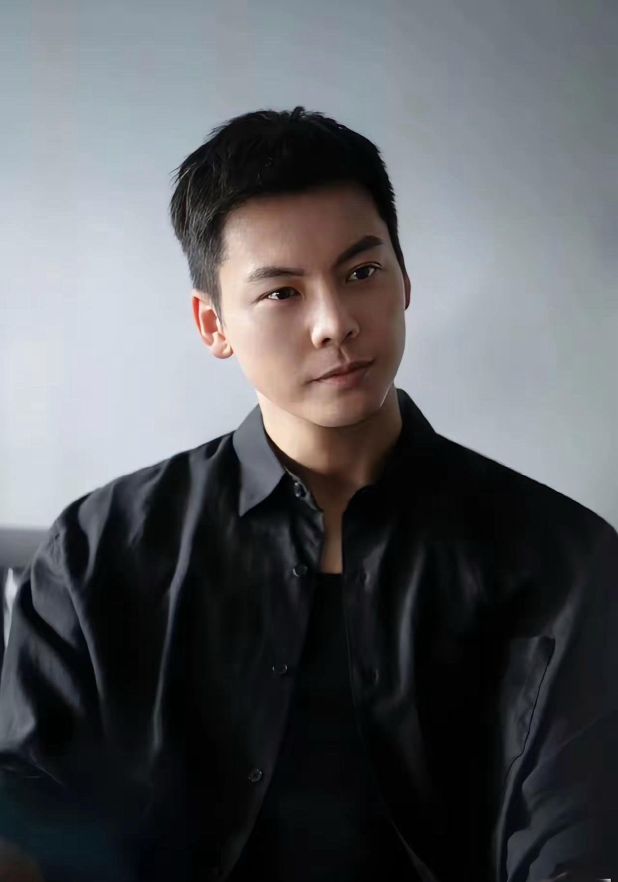 终于理解了为什么英皇的艺人没有一个出来单干的了！英皇老板杨受成，为陈伟霆儿子准备