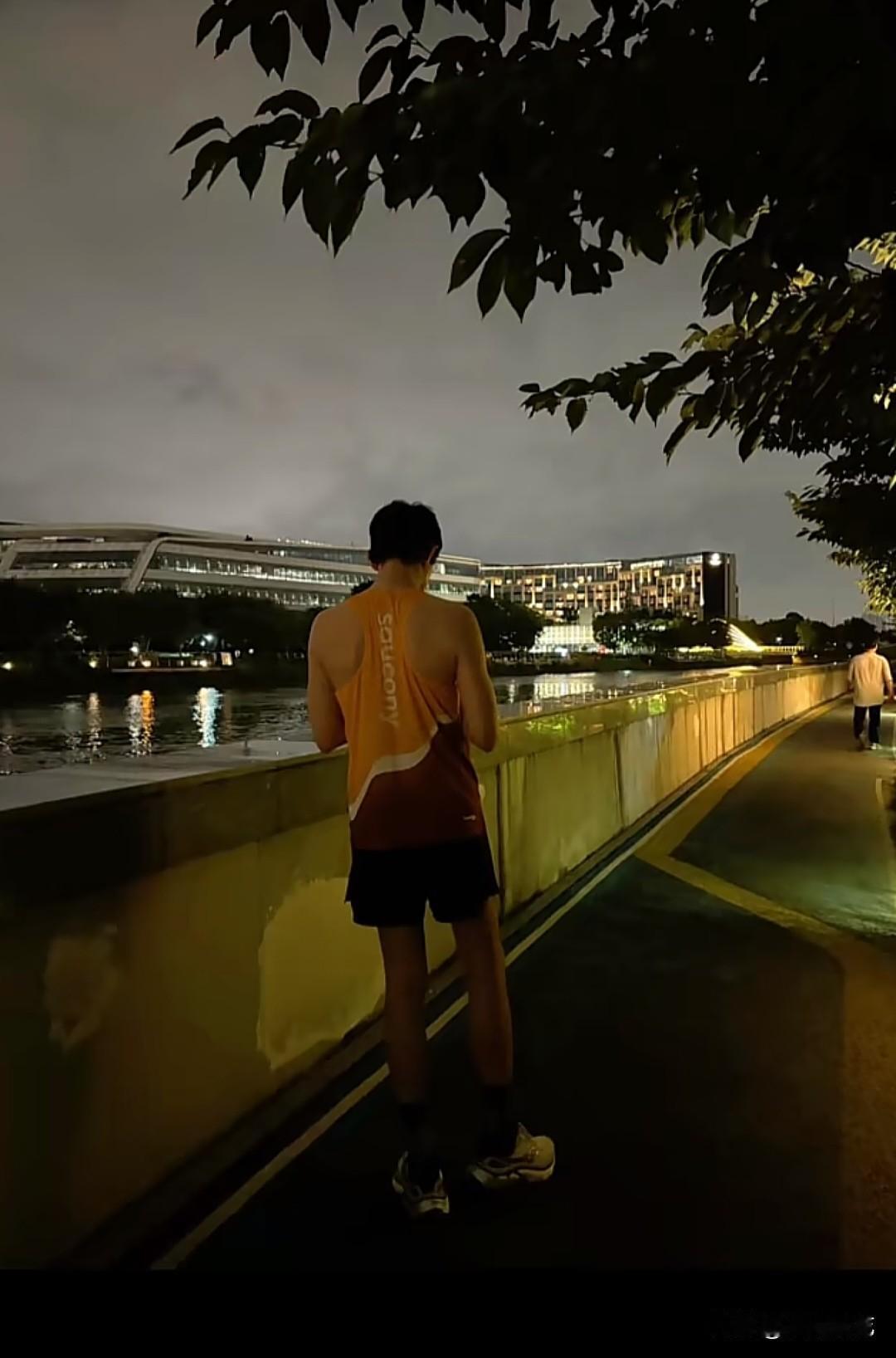 8月13日，有网友在上海苏州河偶遇林更新夜跑。身高186的他格外显眼，大长腿，一