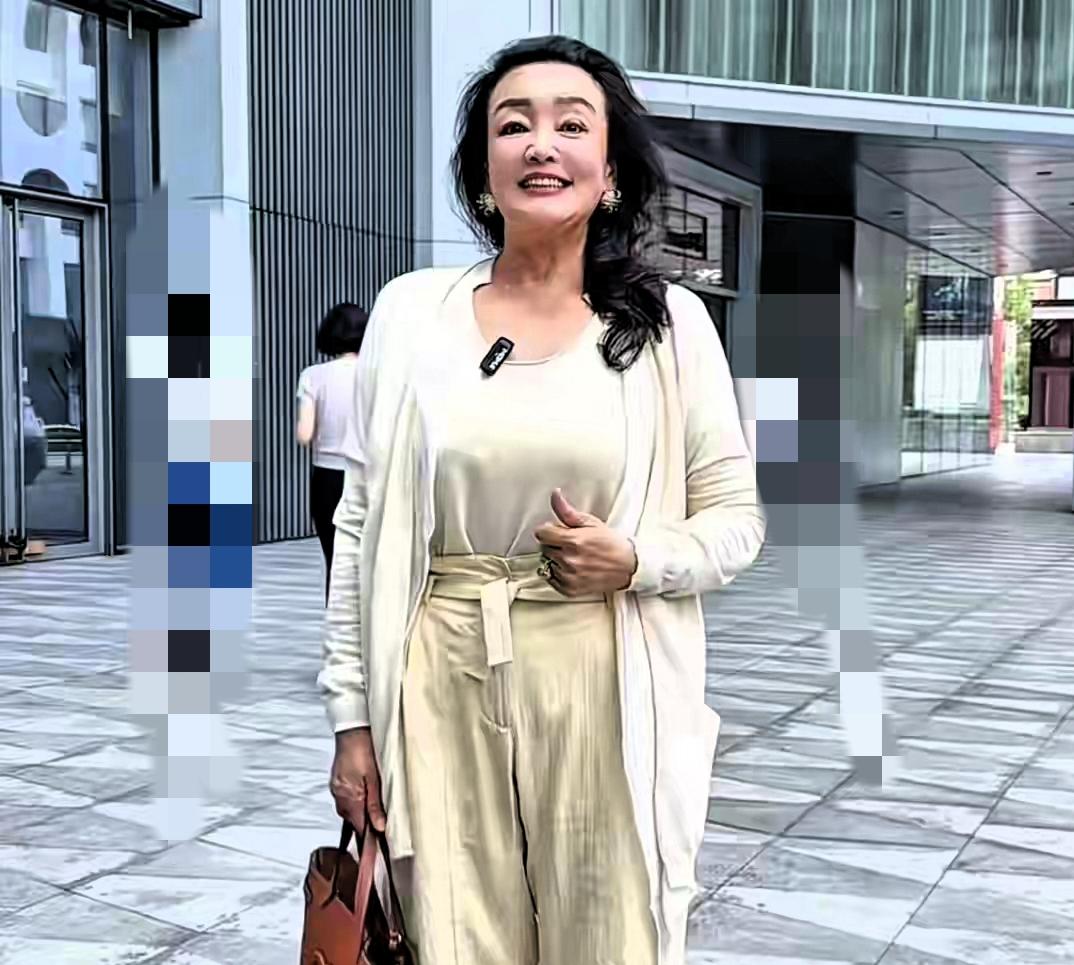 玥儿气质脱胎换骨，兰姐的教育格局令人折服很多人都以为孩子的气质靠名牌堆砌，