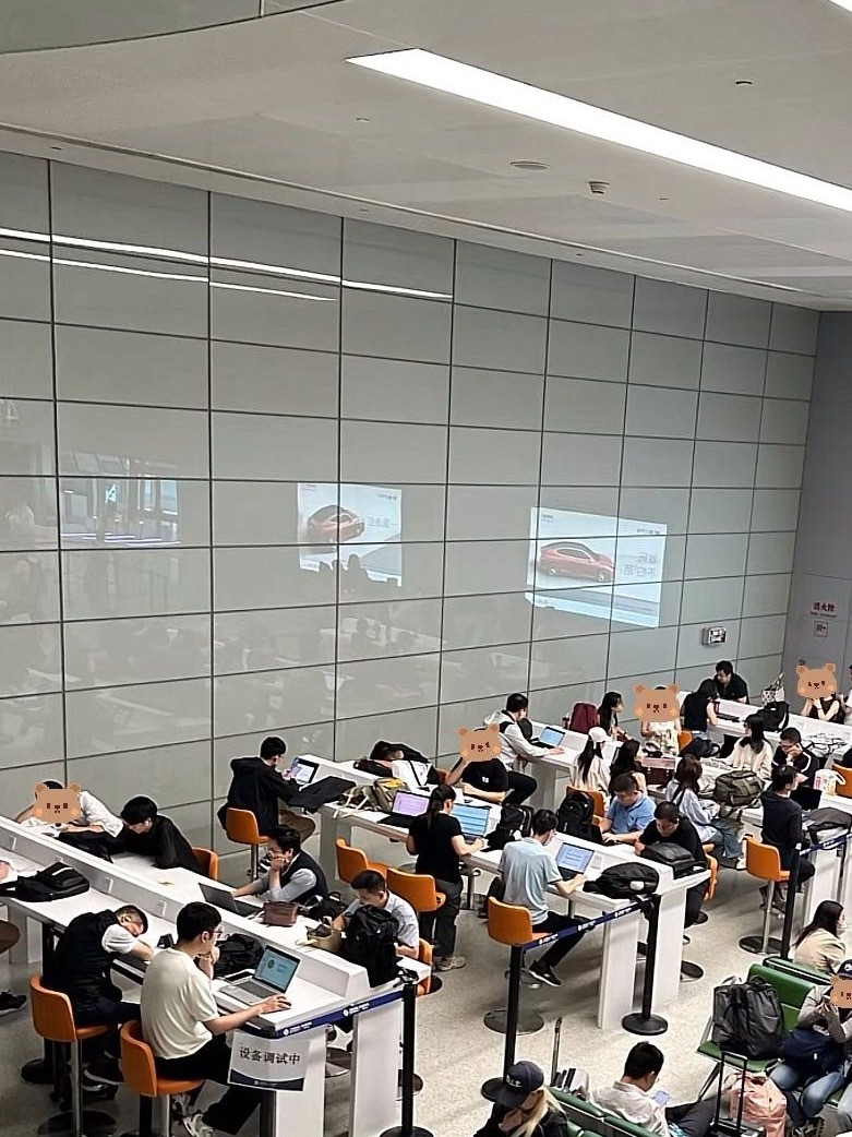 一时分不清是机场还是办公室[捂脸哭]职场那些事儿​​​