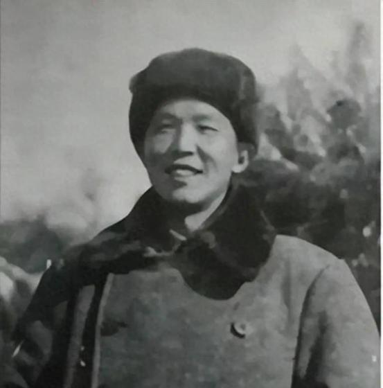 他从军副政委空降63军当军长，跨度大，63军没合适的将领了吗？“1950年8月