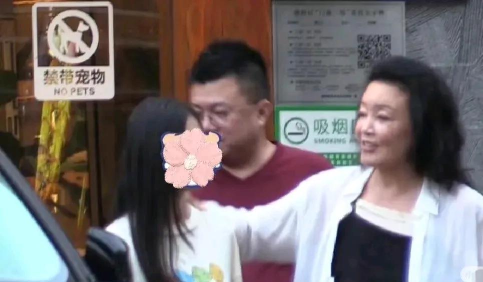兰姐飞过来和儿子一家汇合了，看到小玥儿兰姐特别开心。急忙问孩子习惯这边的饮食吗？