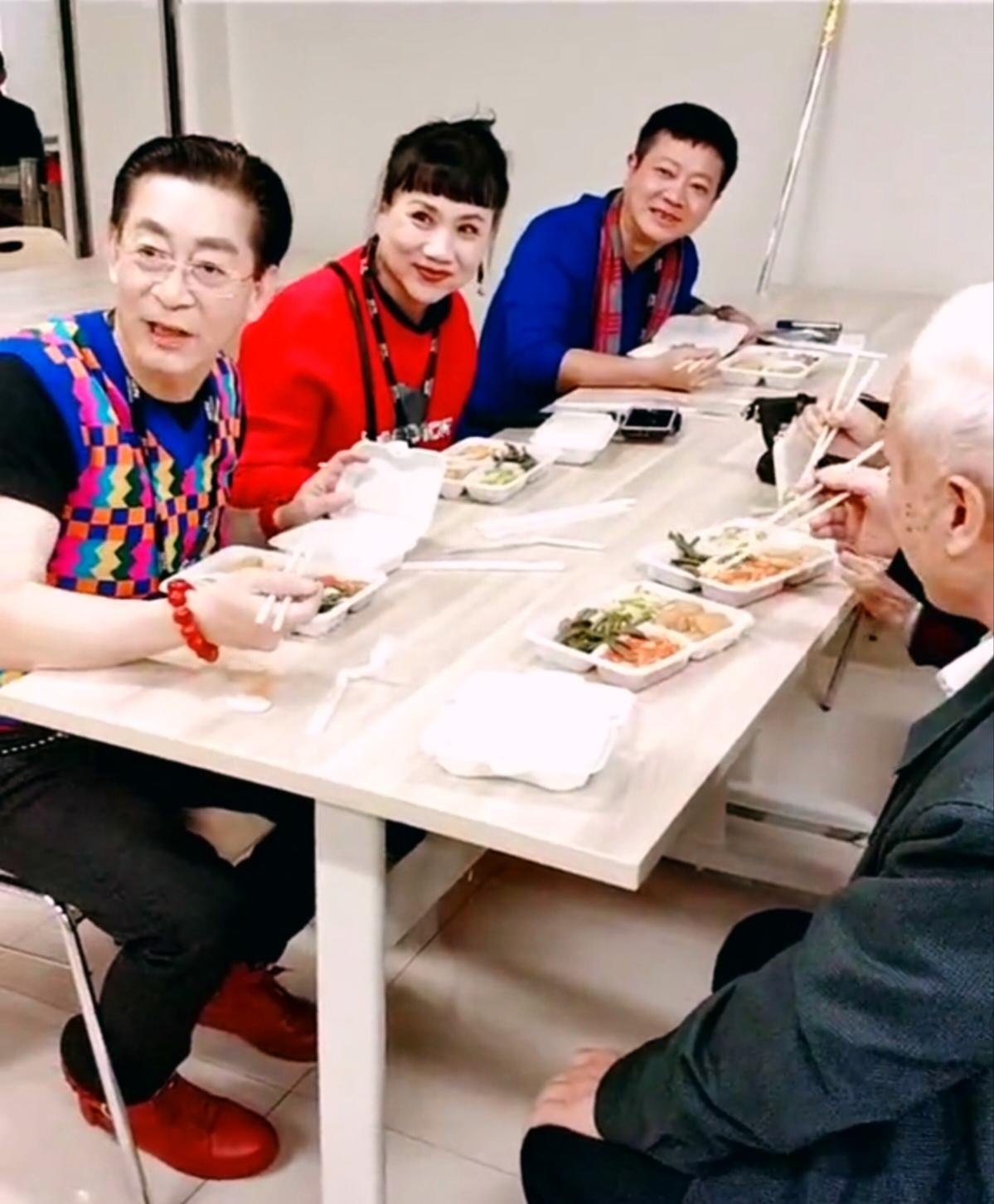 六小龄童带妻子出来吃午餐了！网友偶遇六小龄童带妻子于虹出来吃午饭，没想到猴哥