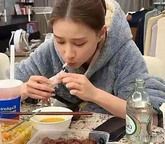 何超莲这“炫富”也太自然了！举手投足间都透着妥妥的富贵感，完全不用刻意，气场自带