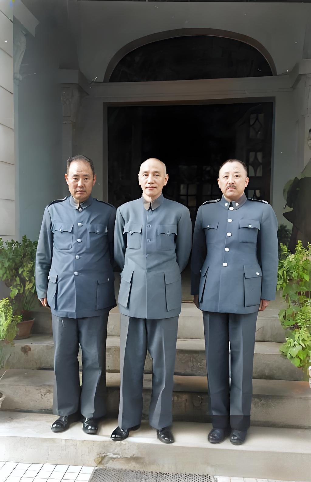 1948年，蒋介石与傅作义与东北败归的卫立煌合影