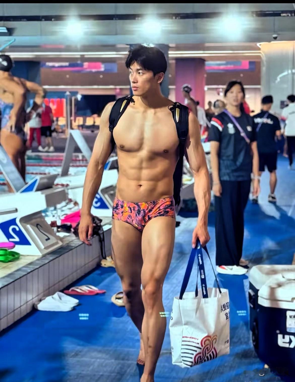 我宣布，汪顺赛后背双肩包的照片，年度最佳没有之一！刚比完赛直接光膀子背包