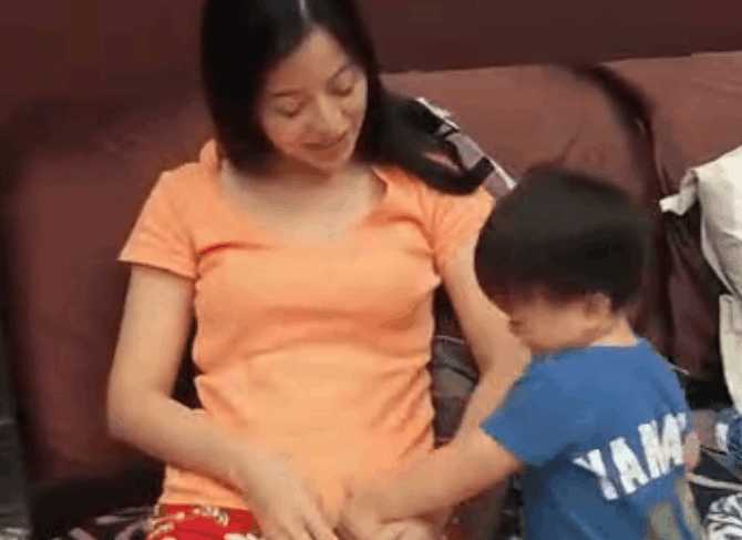 宝宝向妈妈讨奶喝, 宝宝性子太急了 网友: 那么小就会套路了