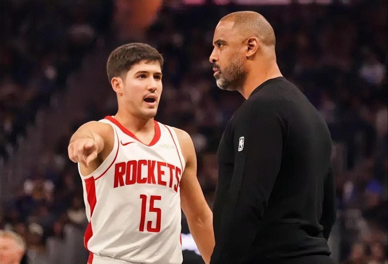 火箭119-113险胜雄鹿，两大离谱现象看傻球迷！第一，打个摆烂鱼腩，37