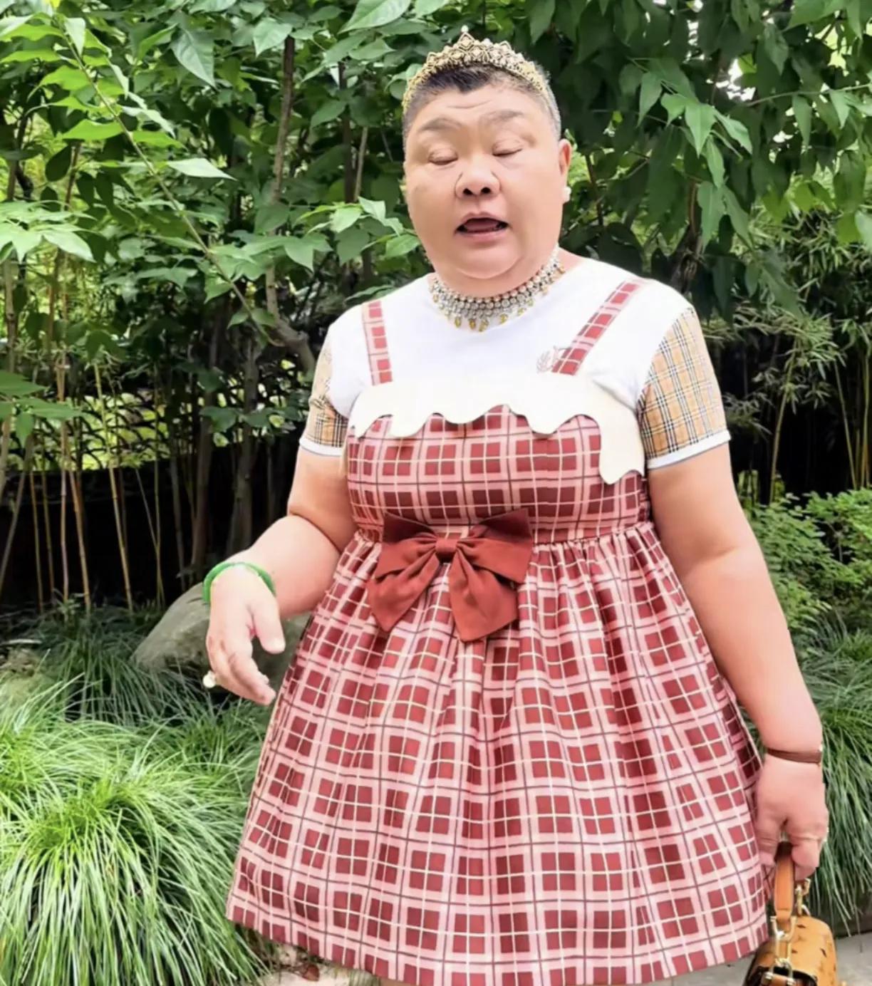 上海这个小公主真是一个神奇的存在，远看吧像是女的，近看又像个男的！不说话吧，看