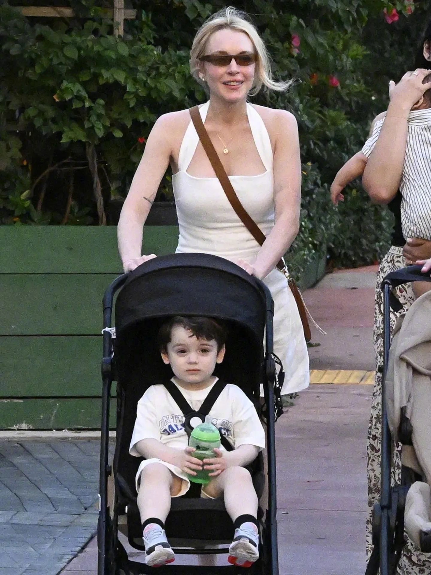 林赛·罗韩与丈夫巴德尔·沙马斯带着儿子Luai外出被拍。儿子长得好可爱啊！