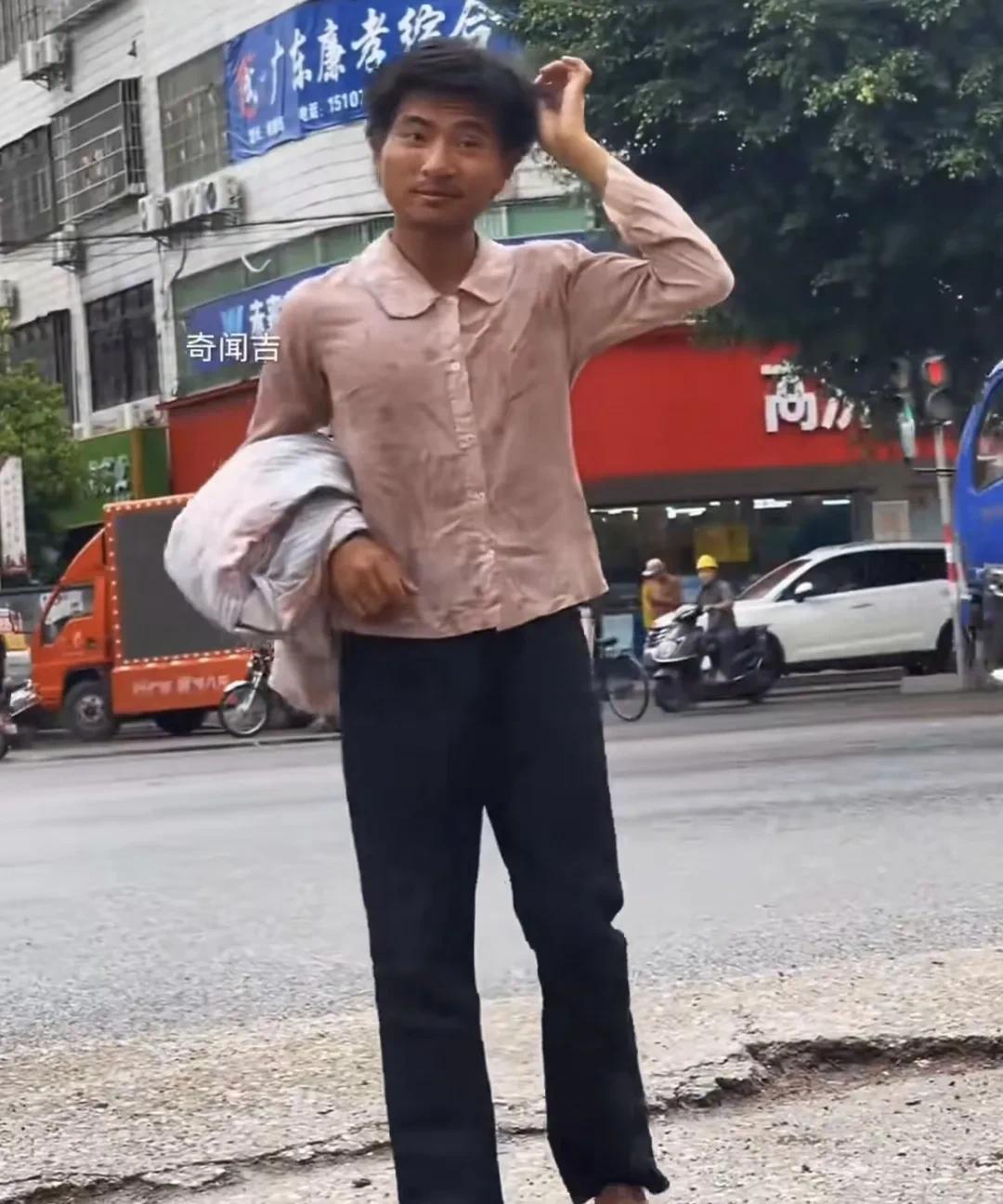 广东云浮街头有网友拍到一男子，正面像像张学友，侧面像刘德华……这个男子如果去参加