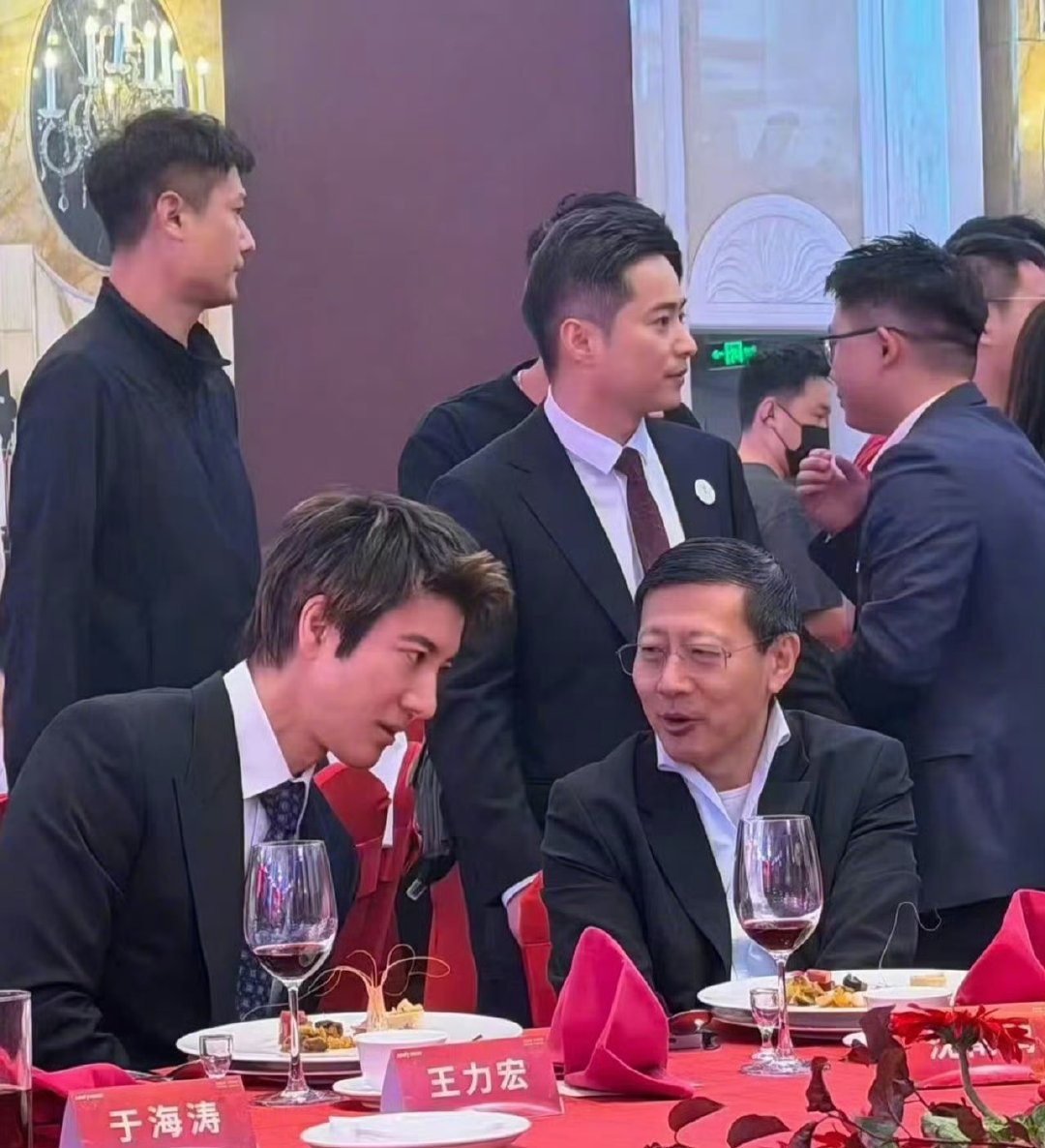 宇树科技上市庆功照流出！嘿嘿，还得是羡慕王力宏，人家把代言费直接梭哈了比亚迪股票，如今又出现在宇树科
