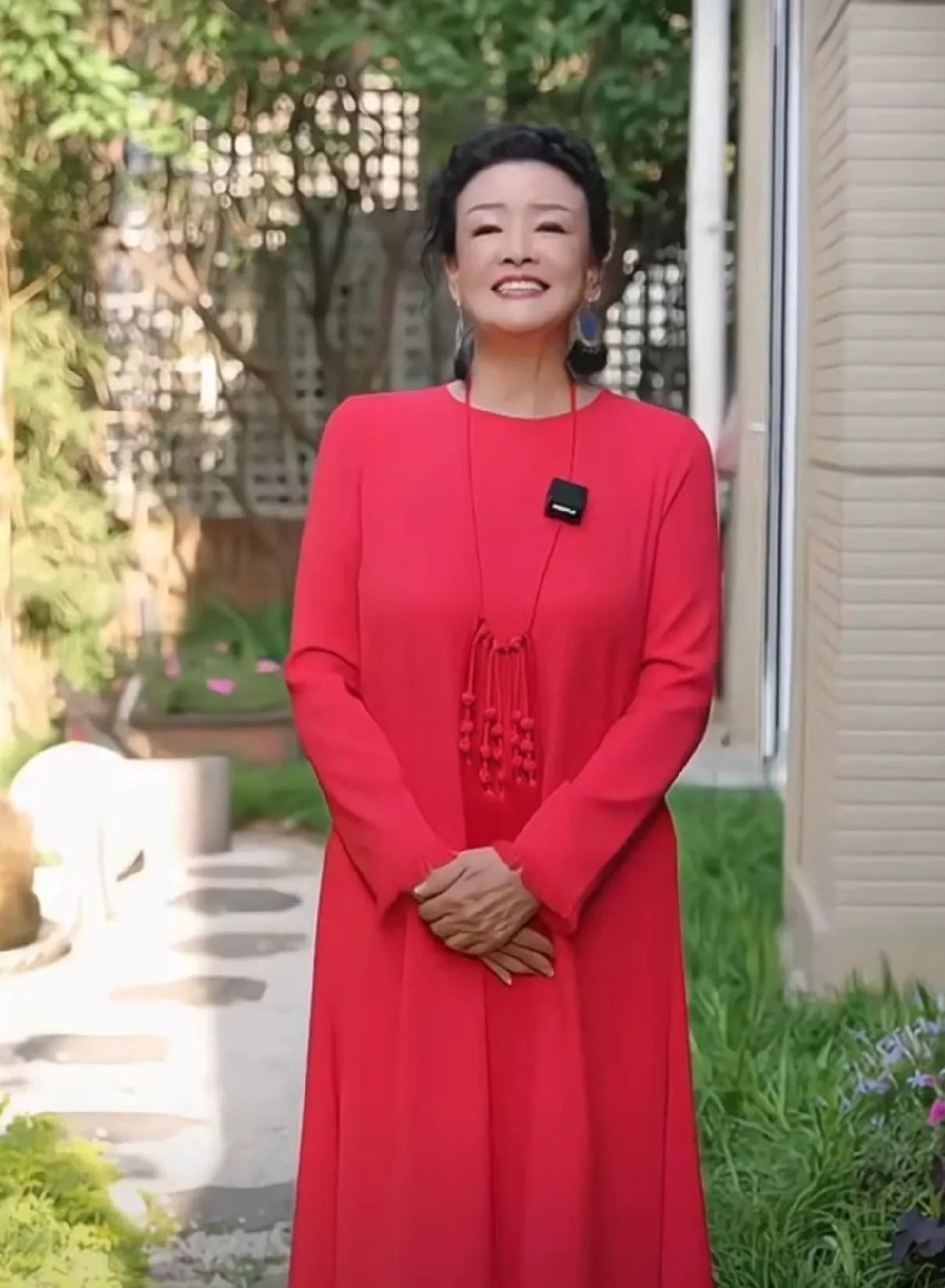 汪小菲与马筱梅婚礼前一天，张兰穿大红衣录制视频，提到儿媳马筱梅善良却历经波折
