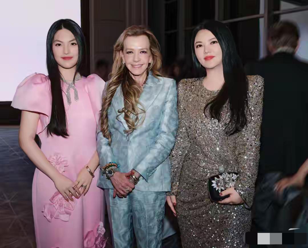 李湘和王岳伦到哈尔滨出席活动！16岁王诗龄太美了，身材苗条，光彩照人王诗龄穿一