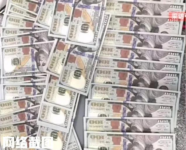安徽临泉有女友发现男友藏钱。还是花花绿绿的钱似美金。如今女友正好手头拮据
