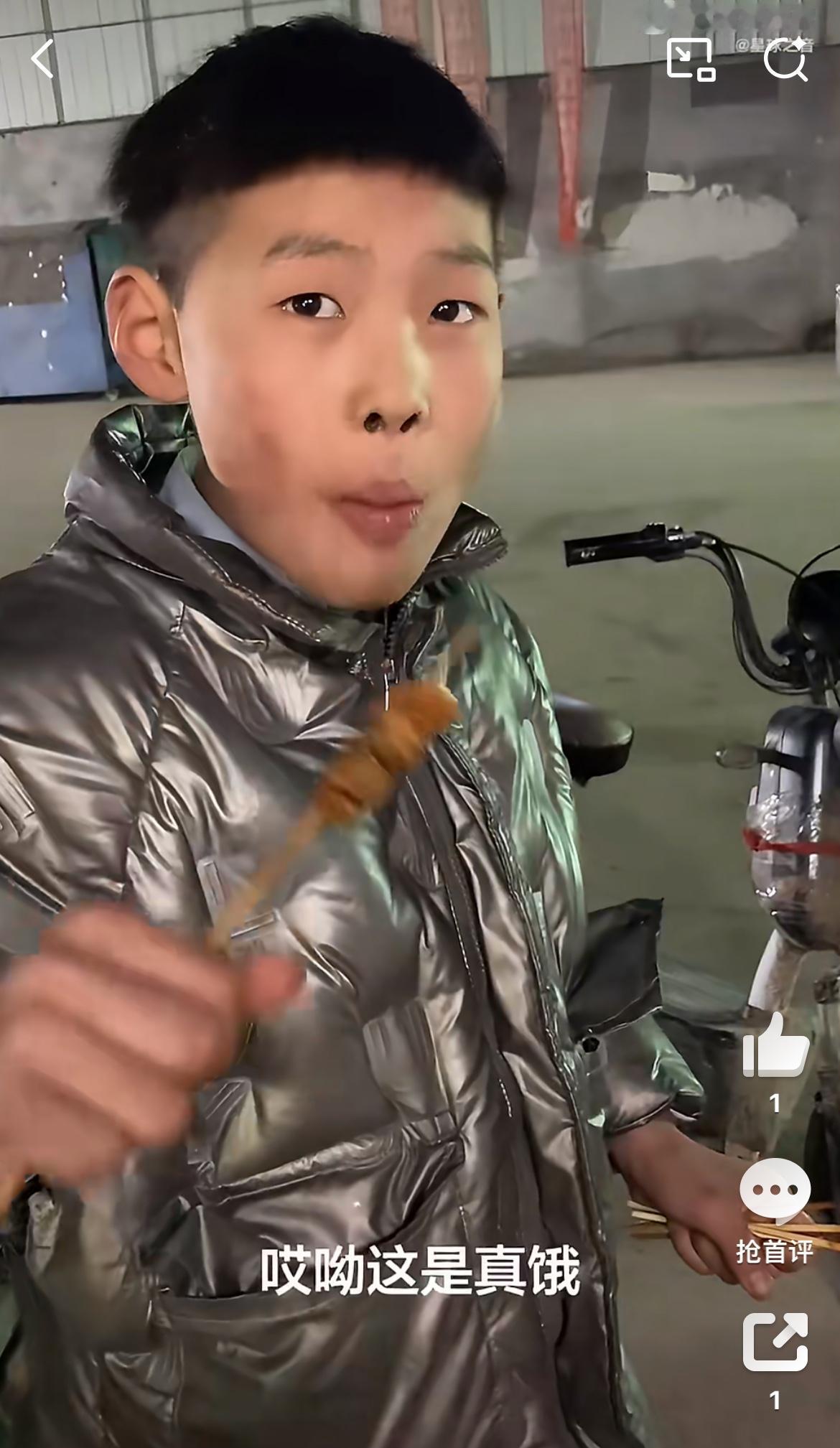 这个十岁的孩子饿了没饭吃，爸爸死了，妈妈跑了，烧烤老板看他可怜，送了烤串给他吃，