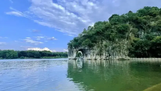 桂林的天气大概是全国最差的了，天天下雨，烦死了，一年365天有300天都在下雨，