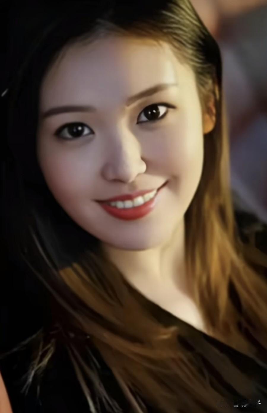 许家印还有一个女儿，名叫许熙芸，相比于两个哥哥都是名校毕业不同，许熙芸毕业于武汉