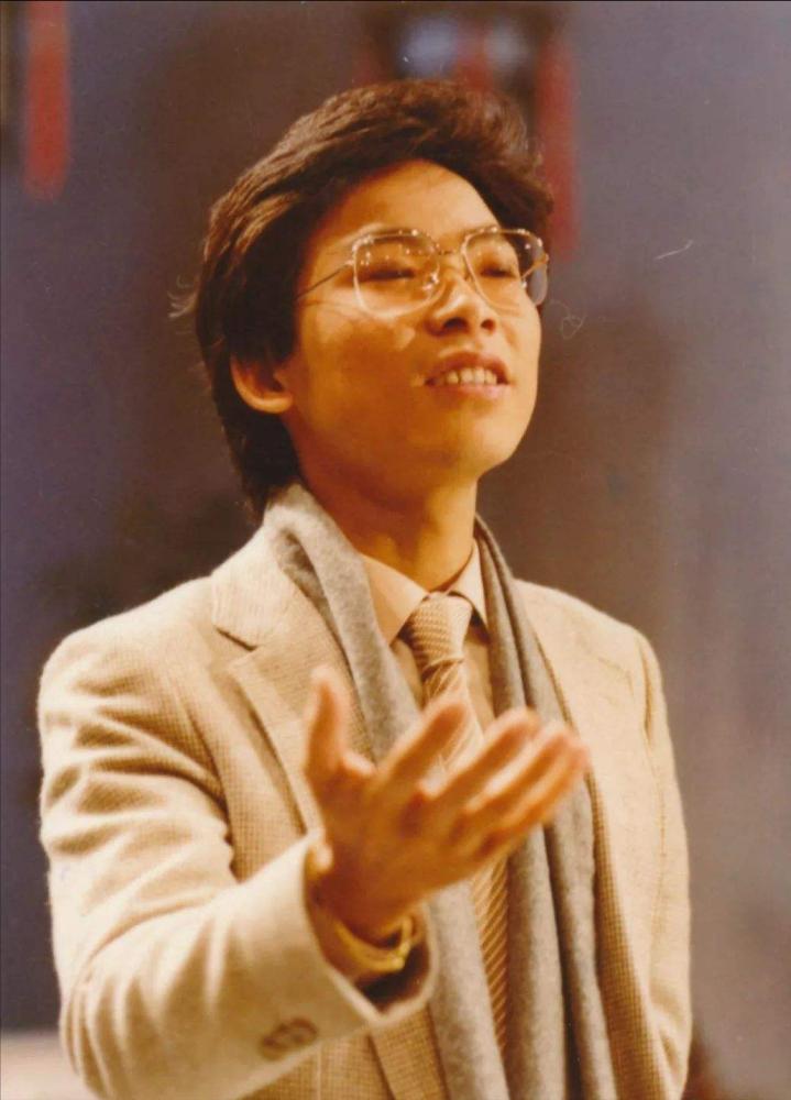 1982年，张明敏唱完《我的中国心》后，被香港乐坛除名，正当他心灰意冷准备回电子