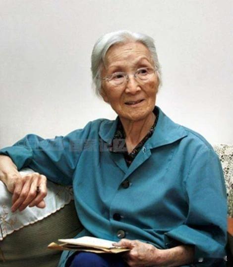 2007，钱学森96岁的庆宴上，穿过数以百计的宾客，站在一位女士眼前。他